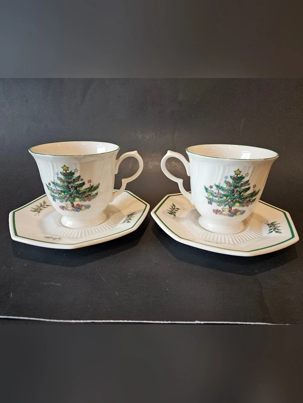 Nikko Classic Collection Set Of 2 (4 PC)Octagon Tea Cups & Saucers Christmastime
